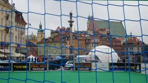 Murawa przy placu Zamkowym. Powstało boisko dla młodych piłkarzy