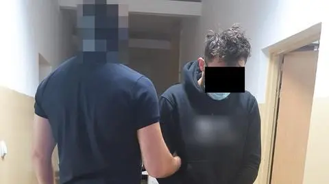 "Uderzali kijem, zadawali ciosy w głowę i kopali". Zarzuty po atakach na ochroniarzy