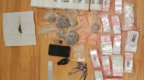 Skończył imprezę na balkonie sąsiadki. W mieszkaniu marihuana i amfetamina