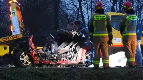 Wyprzedzał kolumnę aut i zderzył się czołowo z tirem. "Poniósł śmierć na miejscu"