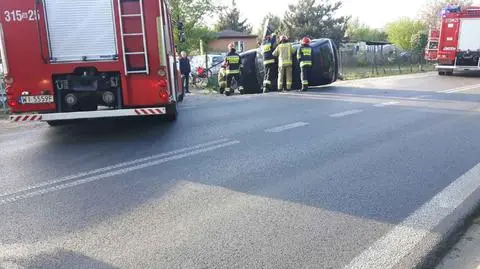 Pod wpływem przez ogródki działkowe. Auto na boku, kierowca zatrzymany