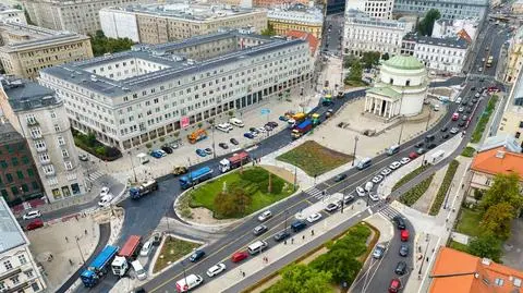 Dwie jezdnie na placu Trzech Krzyży, ruch wraca na Piękną, zmiany na rondzie Sedlaczka
