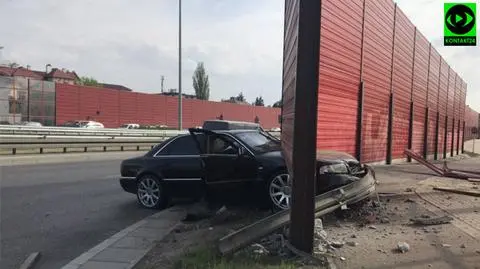 Auto wbiło się w bariery. "Próbował uniknąć zderzenia"