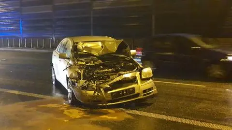 Nocny wypadek na S8. "Samochód osobowy wbił się w dostawczy"