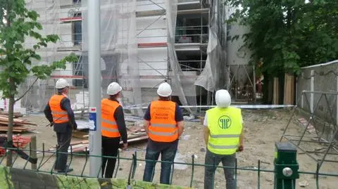 Mężczyzna spadł z czwartego piętra. "Lekarz stwierdził zgon"