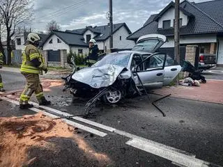 Samochód uderzył w ogrodzenie 