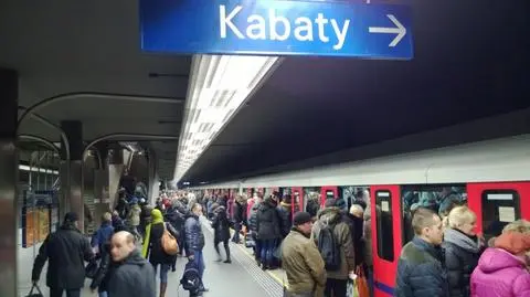 Poranek utrudnień w metrze. Duże opóźnienia, ruch wahadłowy