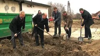 Symboliczna łopata na cudzej inwestycji - fot. TVN Warszawa