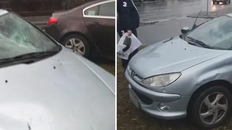 Peugeot dachował na torowisku. Zablokował ruch na Marszałkowskiej