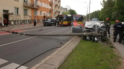 Wypadek na Spacerowej. Latarnia blokowała ulicę