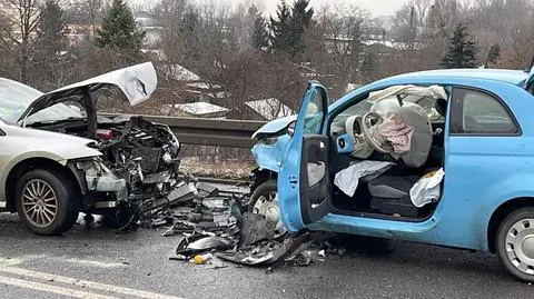 Czołowe zderzenie na Targówku. Ruch wstrzymany w dwóch kierunkach