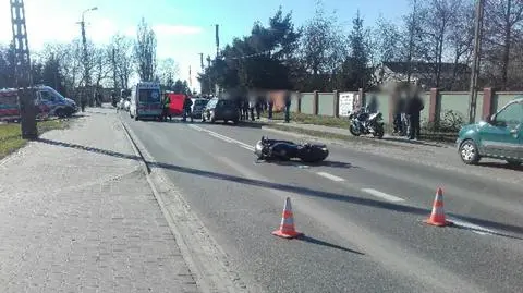 Uderzył w auto, które wyprzedzał. Motocyklista zginął na miejscu