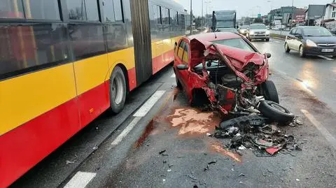 Trzy auta i miejski autobus rozbite