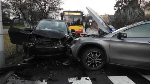 Śliskie drogi mimo posypywania. Czołowe zderzenia w Wawrze i na Targówku.