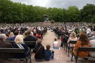 Pomnik Chopina w Łazienkach Królewskich - majówka 2019