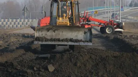 Spychaczem na Poloneza. Poprawiają dojazd do wiaduktu