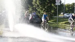 Gejzer na ścieżce rowerowej