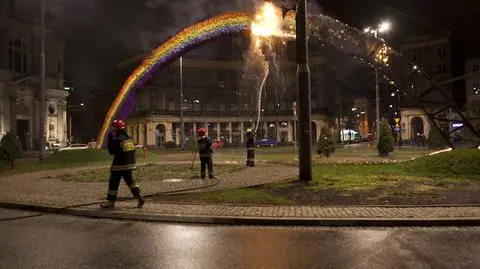 Dwie firmy chcą naprawić "Tęczę" z placu Zbawiciela