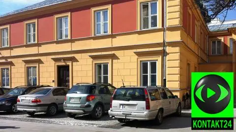 Dziedziniec pałacu zmieniony w parking. "Nie mogę na to patrzeć"