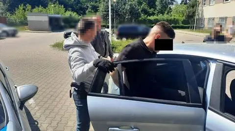 Kastetem wybijał szyby. Wyzywał policjantów, chciał zniszczyć radiowóz