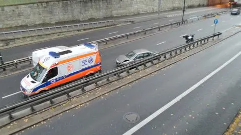 Trasa Łazienkowska: nissan uderzył w ścianę tunelu