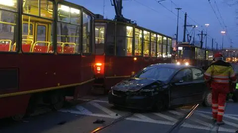 Wjechała w bok tramwaju. Kolizja w porannym szczycie