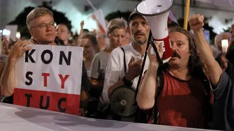 26.07 | Przed Pałacem Prezydenckim w Warszawie i innych miastach w Polsce odbywały się w czwartek protesty przeciwko zmianom w sądownictwie forsowanym przez Prawo i Sprawiedliwość.