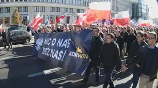 Uczestnicy marszu idą na pl