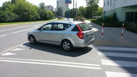 "Tak się parkuje na wyjeździe z osiedla"