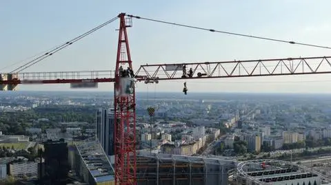 Akcja służb 140 metrów nad ziemią. "W kabinie dźwigu zasłabł operator"