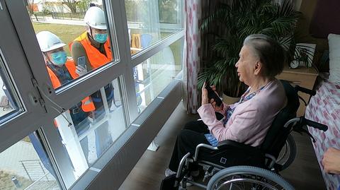 Przez szybę i na podnośniku. Dom opieki zapewnił podopiecznym spotkania z bliskimi