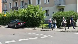 Zaparkowane auto przy przejściu dla pieszych