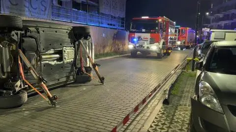 Uderzyła w inne auto, jej przewróciło się na bok. Była pijana. To policjantka 