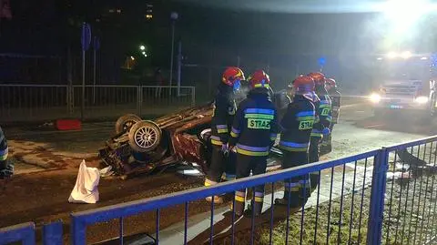 Nocny wypadek w alei Wilanowskiej. Dachowanie auta, strażacy wyciągali kierowcę