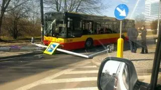 Uszkodzony autobus i latarnia uliczna