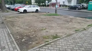 Dziki parking pod komisariatem przy Malczewskiego  