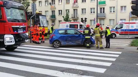 Zderzenie samochodów na niebezpiecznym skrzyżowaniu. Ranna pasażerka