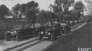 Wycieczka uczestników zjazdu chirurgów po odwiedzeniu fabryki chemicznej Ludwik Spiess i Syn. Widoczne taksówki z uczestnikami wycieczki, 1926