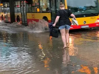 Zalany tunel pod torami kolejowymi w Ursusie