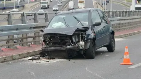 Obił barierki na Łopuszańskiej. Poszkodowani, rozbite auto, korki