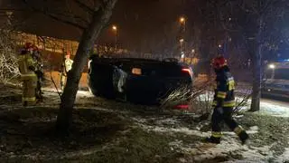 Samochód spadł z jezdni na parking