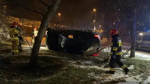 Samochód spadł ze skarpy i wylądował na boku. "Kierowca poszukiwany przez policję"