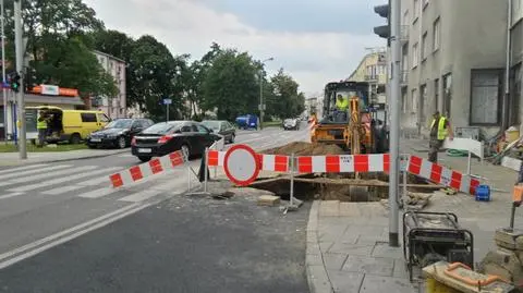 Awaria wodociągu na Marymonckiej. Wielka dziura w chodniku