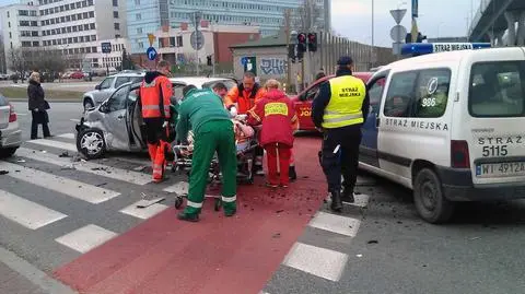 2 osoby ranne po zderzeniu 3 samochodów