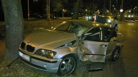 BMW uderzyło w tramwaj i wylądowało na drzewie