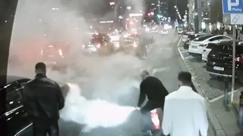 Spod maski auta wydobywał się ogień. Do akcji ruszył kierowca autobusu