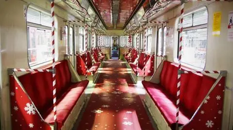 Metro wystrojone, kontrolerzy w mikołajkowych czapkach