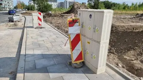 Skrzynka "wyrasta" z chodnika i tarasuje przejście