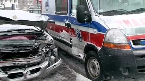 BMW uderzyło w karetkę na sygnale - fot. Lech Marcinczak/Tvnwarszawa.pl