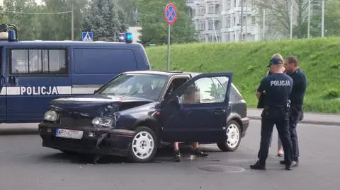 Pijany 17-latek wjechał w zaparkowane auto